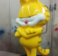 玻璃钢卡通黄猫雕塑