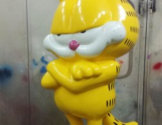 玻璃钢卡通黄猫雕塑